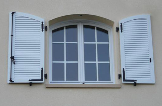 Fenster- oder Klappläden sind eine optische Bereicherung für die Hausfassade