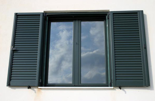 Fensterläden aus Aluminium sind in vielen unterschiedlichen Farben lieferbar